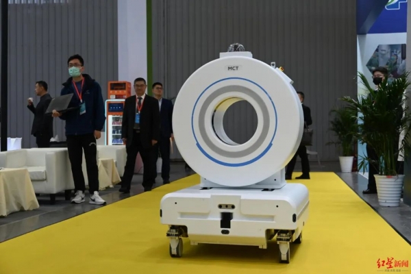 【新征程 创一流】四川省人民医院与电子科技大学医工交叉研发团队成功研制全球首台“小型智能机器人移动CT”