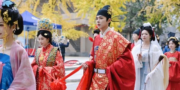 银杏映成电 金秋耀成华