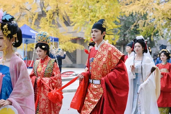 银杏映成电 金秋耀成华