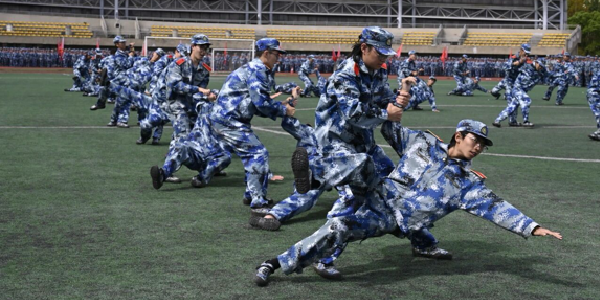 学校举行2026级学生军训大会操