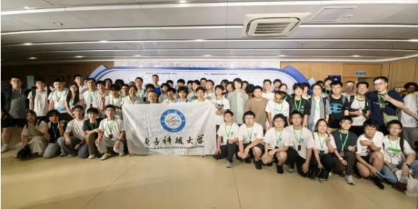 追求卓越！成电学子闪耀赛场！