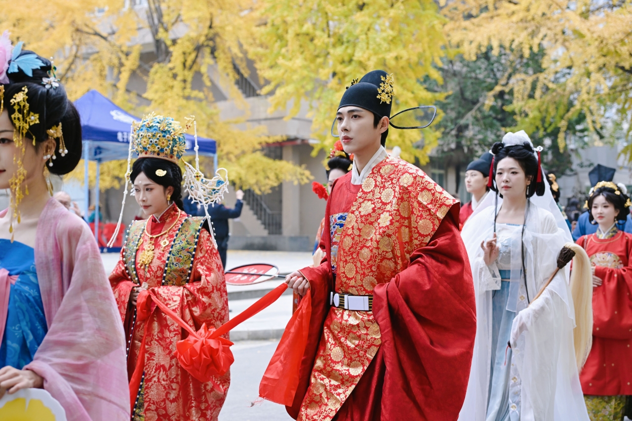 银杏映成电 金秋耀成华